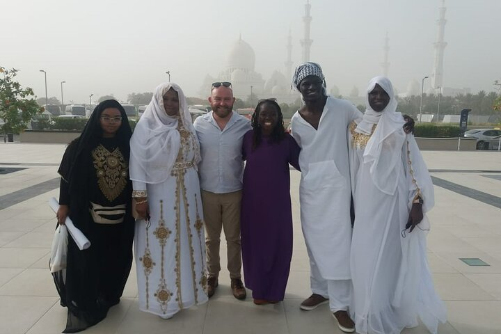 Discover the rich culture of Abu Dhabi with friends exploring iconic landmarks like the Sheikh Zayed Grand Mosque while embracing local traditions in a stunning setting.